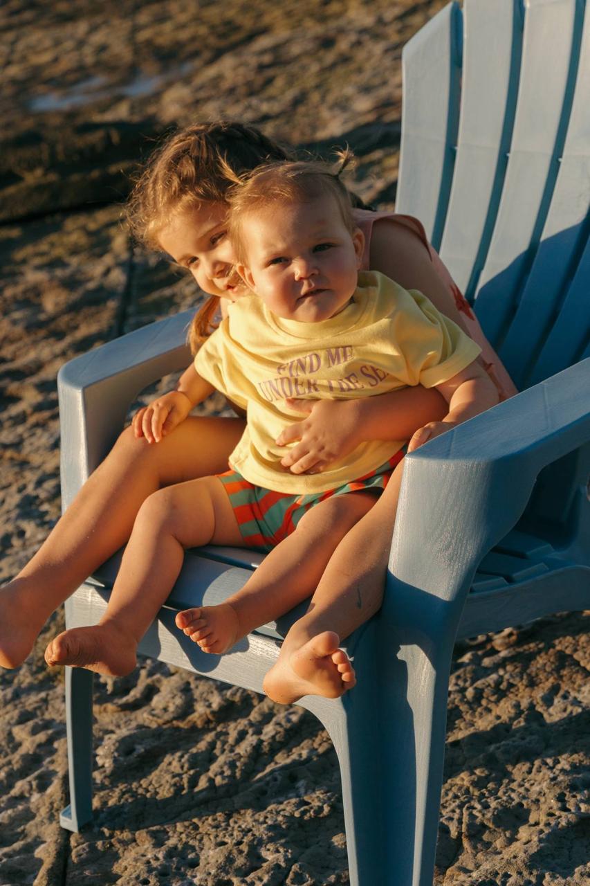 Sea Tee Crop Yellow - siblings on beach chair golden hour