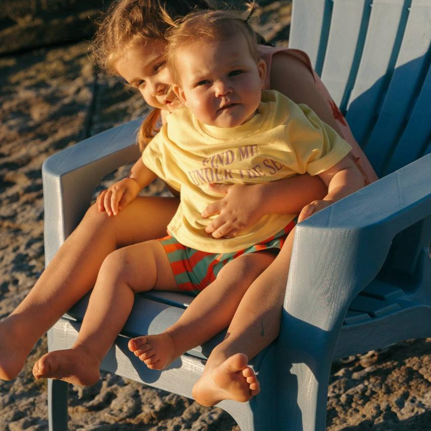 Sea Tee Crop Yellow - siblings on beach chair golden hour
