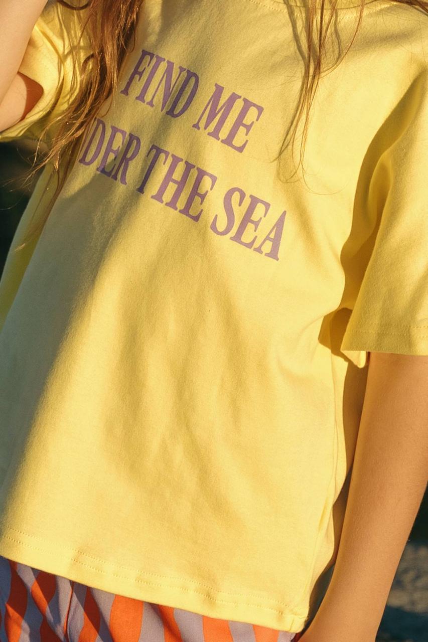 Sea Tee Crop Yellow - print detail close up on child