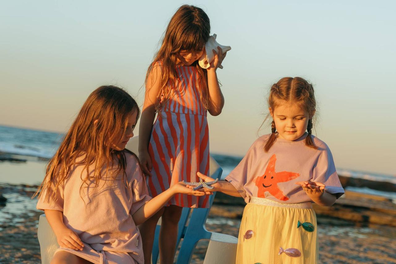 Starfish Tee Crop Purple - girls at beach with shells sunset